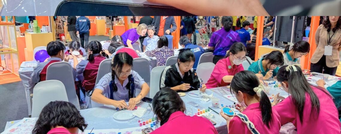 ศูนย์คลินิกเทคโนโลยี สถาบันวิจัยและพัฒนา ราชมงคลพระนคร ร่วมกับสำนักงานปลัดกระทรวงการอุดมศึกษา วิทยาศาสตร์ วิจัยและนวัตกรรม จัดกิจกรรม WORKSHOP “การเพ้นท์ผลิตภัณฑ์เซรามิก” ในงาน อว.แฟร์ (SCI POWER FOR FUTURE THAILAND)