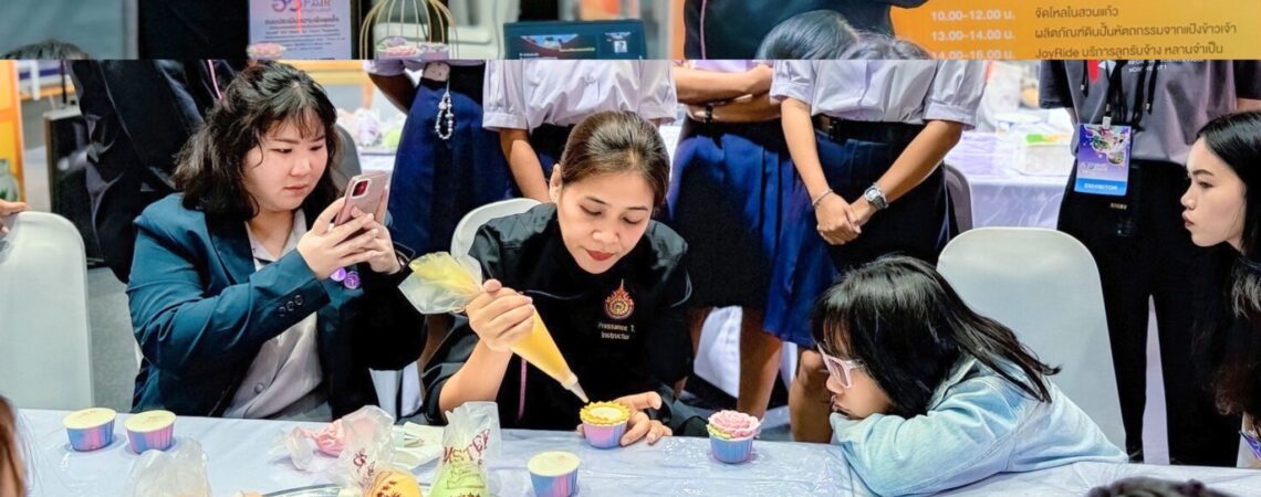 ศูนย์คลินิกเทคโนโลยี สถาบันวิจัยและพัฒนา ราชมงคลพระนคร ร่วมกับสำนักงานปลัดกระทรวงการอุดมศึกษา วิทยาศาสตร์ วิจัยและนวัตกรรม จัดกิจกรรม WORKSHOP “การแต่งหน้าคัพเค้ก” ในงาน อว.แฟร์ (SCI POWER FOR FUTURE THAILAND)